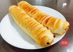Illustration of how to make caterpillar bread 18