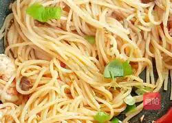 Illustration of how to make fried pasta with garlic and shrimp oil 13