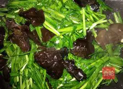 Illustration of how to make steamed buns with black fungus, leek, egg and egg 6