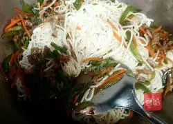 Illustration of how to make fried noodles with green pepper and shredded pork 9