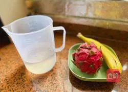 Illustration of how to make dragon fruit and banana juice 1