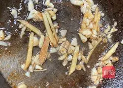 Stir-fried pork with garlic moss Illustration of how to make silk 8