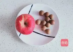 Illustration of how to make apple, longan and wolfberry soup 2