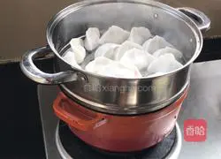 Illustration of how to make leek and egg crystal dumplings 18