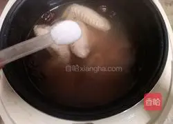 Illustration of how to make red date and lotus root chicken soup 11