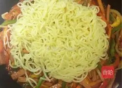 Illustration of how to make colorful fried ramen 7