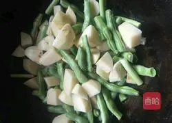 Illustration of how to make potatoes and beans stewed 2