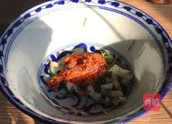 Illustration of how to make spicy and sour cucumber noodles 2