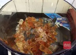 Illustration of how to make peach gum stewed milk 5