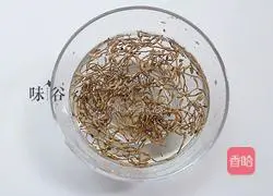 Honeysuckle and Wolfberry Soup Recipe Illustration 2