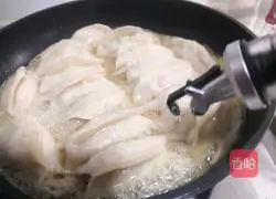 Illustration of how to make pot sticker dumplings stuffed with green and white radish and meat stuffing 18