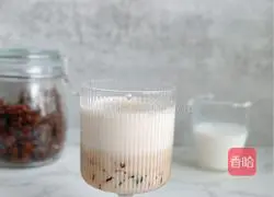 Illustration of how to make longan milk coffee 6