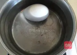 Illustration of how to make chicken soup prawn noodles 2