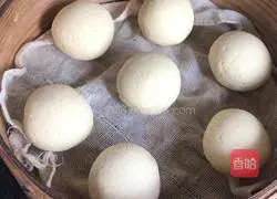 Illustration of making one-time fermented cornmeal steamed buns 9