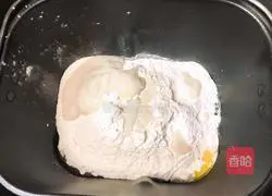 Illustration of how to make 65-degree tangzhong hamburger embryos 5