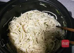 Illustration of how to make enoki mushroom and bamboo fungus soup 12