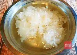 Illustration of how to make red dates, papaya and white fungus stewed 3