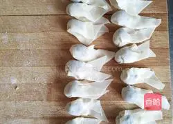 Wontons with fungus, shrimp, meat and small goldfish Illustration of how to do it 6