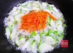 Illustration of how to make shrimp skin and loofah soup 7