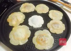 Illustration of how to make egg-filled pancakes with dumpling skins 5