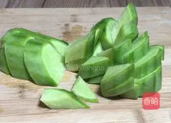 Illustration of making chestnut, radish and pork bone soup 6