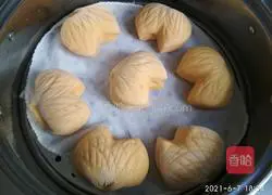 Illustration of how to make pumpkin steamed buns 12