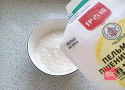 Illustration of how to cut steamed buns with two-color knife 3