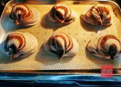 Illustration of how to make cocoa taro paste shell buns 24