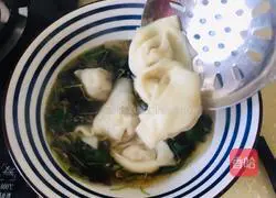 Illustration of how to make chicken wontons in clear soup 11