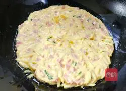 Illustration of how to make shredded potato egg pancake 5