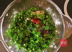 Illustration of how to make leek and pork dumplings 4