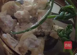 Soybean and pig's trotters soup recipe 5