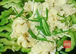 Illustration of how to make bitter melon and scrambled eggs 15