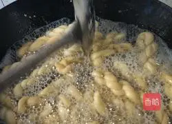 Illustration of how to make small twist 10