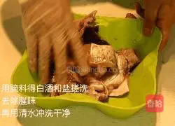 Illustration of how to make raw fish head without frying or deep-frying, so fragrant and bursting that the lid can't hold it in