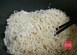 Illustration of how to stir-fry instant noodles 2