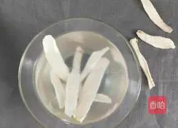 Illustration of how to strengthen the spleen and lungs with yam and pig pancreas soup 2