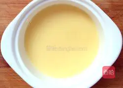 Illustration of how to make shrimp skin egg custard 6