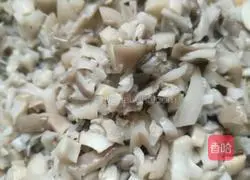 Illustration of how to make pork and three fresh dumplings 4