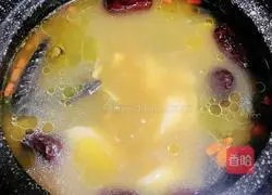 Illustration of how to make nourishing black-bone chicken and yam soup 13