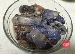 Illustration of how to make yam and black-bone chicken soup 2