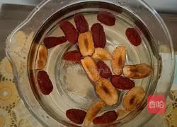 Illustration of how to make red date and black plum tea 4