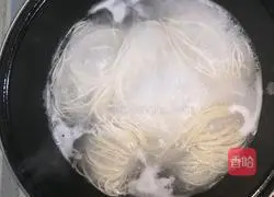 Illustration of how to make noodles with scallion oil 5