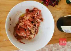 Illustration of how to make spaghetti with red beet meat sauce 4