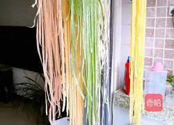 Illustration of how to make vegetable noodles for babies over 8 months old 4