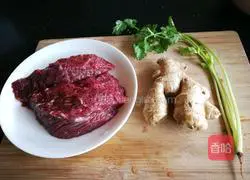 Illustration of how to beat beef soup by hand 2