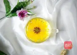 Illustration of how to make linden honey golden chrysanthemum tea 10