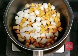 Illustration of how to make loquat and pear water (baby food supplement) 3