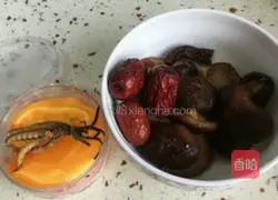 Illustration of how to make nutritious Cordyceps Chicken Soup in three steps: chop, add ingredients, and turn on the heat 3