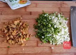 Illustration of how to make pork, chives and mustard mustard pot helmet 3